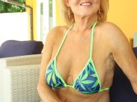 Old woman Desiree Eden frees her tits from a bikini before giving a handjob - Photo #6