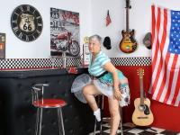 Old American lady Savana exposes her big butt in basement bar - Photo #3