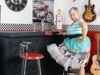Old American lady Savana exposes her big butt in basement bar - Photo #4
