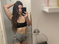 Amateur model holds her bare ass during a series of nude selfies - Photo #1
