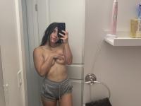 Amateur model holds her bare ass during a series of nude selfies - Photo #2