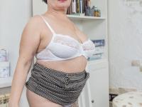 Short-haired amateur granny Scarlet Vladi toys her big tits and mature pussy - Photo #5