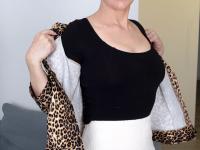 Hot granny Bobbi Shay displays her sexy ass before fingering her vagina - Photo #2