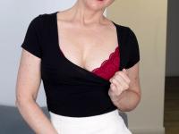 Hot granny Bobbi Shay displays her sexy ass before fingering her vagina - Photo #3