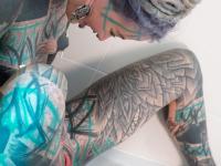 Alt girls Anuskatzz and Stacy Bloom fists pussies during lesbian sex in a tub - Photo #13