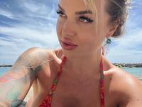 Glamour babe shows off her big tits and her thick ass at the beach - Photo #4