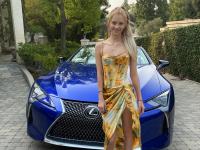 Amateur girlfriend Riley Star unveils her tits & plays with her twat in a car - Photo #1