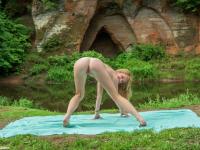 Glamorous babe Runa getting rid of her bikini and posing naked outdoors - Photo #13