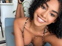Latina chick Lisandra Official changes her swimwear during solo action - Photo #4