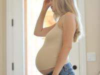 Pregnant blonde teen Leah reveals her saggy boobs and milks her big nipples - Photo #2