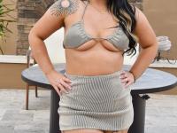 Brunette MILF Taylor impales her snatch upon a suction dildo at the pool - Photo #1