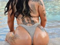 Brunette MILF Taylor impales her snatch upon a suction dildo at the pool - Photo #7