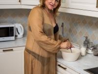 Kinky mature amateur Jane Fox exposes her chubby figure and rubs her twat - Photo #1
