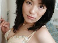 Asian MILF Misuzu Masuko undressing and spreading her pussy lips in close up - Photo #4