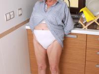 Sexy granny Isabel unleashes her big saggy tits and fucks a cucumber - Photo #4
