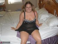 Amateur BBW Gangbang Momma has her pussy shaved before sucking off a cock - Photo #1