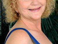 Mature blonde Sandi exposes her big tits and poses in stockings & sandals - Photo #2