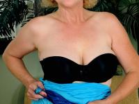 Mature blonde Sandi exposes her big tits and poses in stockings & sandals - Photo #4