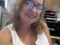 Mature woman exposes her tits and nipples while wearing glasses - Photo #2