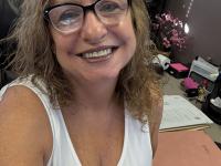 Mature woman exposes her tits and nipples while wearing glasses - Photo #3