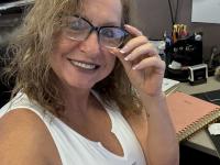 Mature woman exposes her tits and nipples while wearing glasses - Photo #4