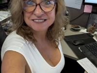 Mature woman exposes her tits and nipples while wearing glasses - Photo #5
