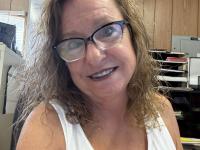 Mature woman exposes her tits and nipples while wearing glasses - Photo #7