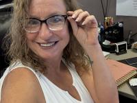 Mature woman exposes her tits and nipples while wearing glasses - Photo #9