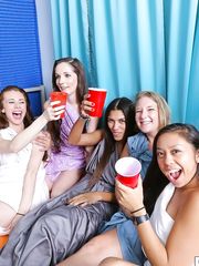 Gwen Stark, Anya Olsen - Dare Dorm