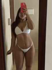 Solo model Larissa Hottie works her big ass while wearing a thong and glasses