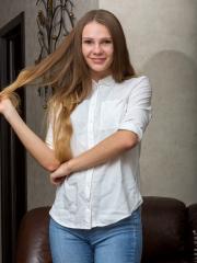 Ukrainian stunner Elina De Leon gets naked & shows her perfectly shaped body