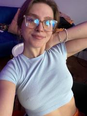 OnlyFans babe Missstefania shows her pretty face & hot body in a compilation