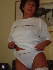 Kinky MILF Hansah gives herself a double fingering and drinks her pee