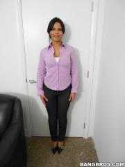 Amateur Venezuelan Rose Monroe strips her shirt and pants and displays her tits