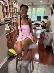 Black girl with a massive ass shows her bare ass and vagina on a bed