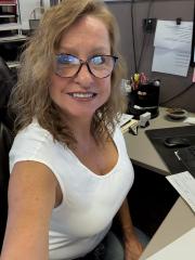 Mature woman exposes her tits and nipples while wearing glasses