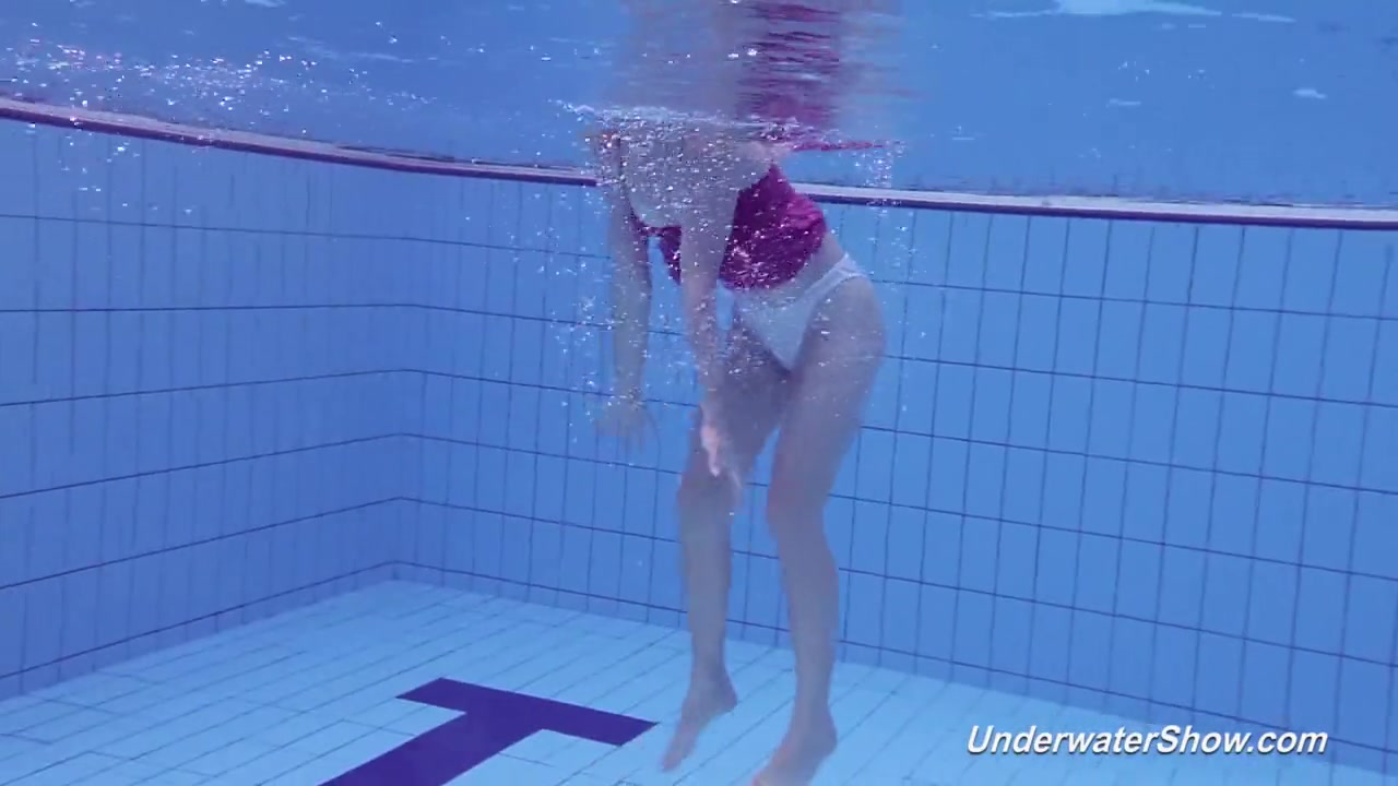 Proklova takes off bikini and swims under water