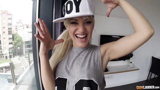 Blonde teen slut has an anal intrusion in a car