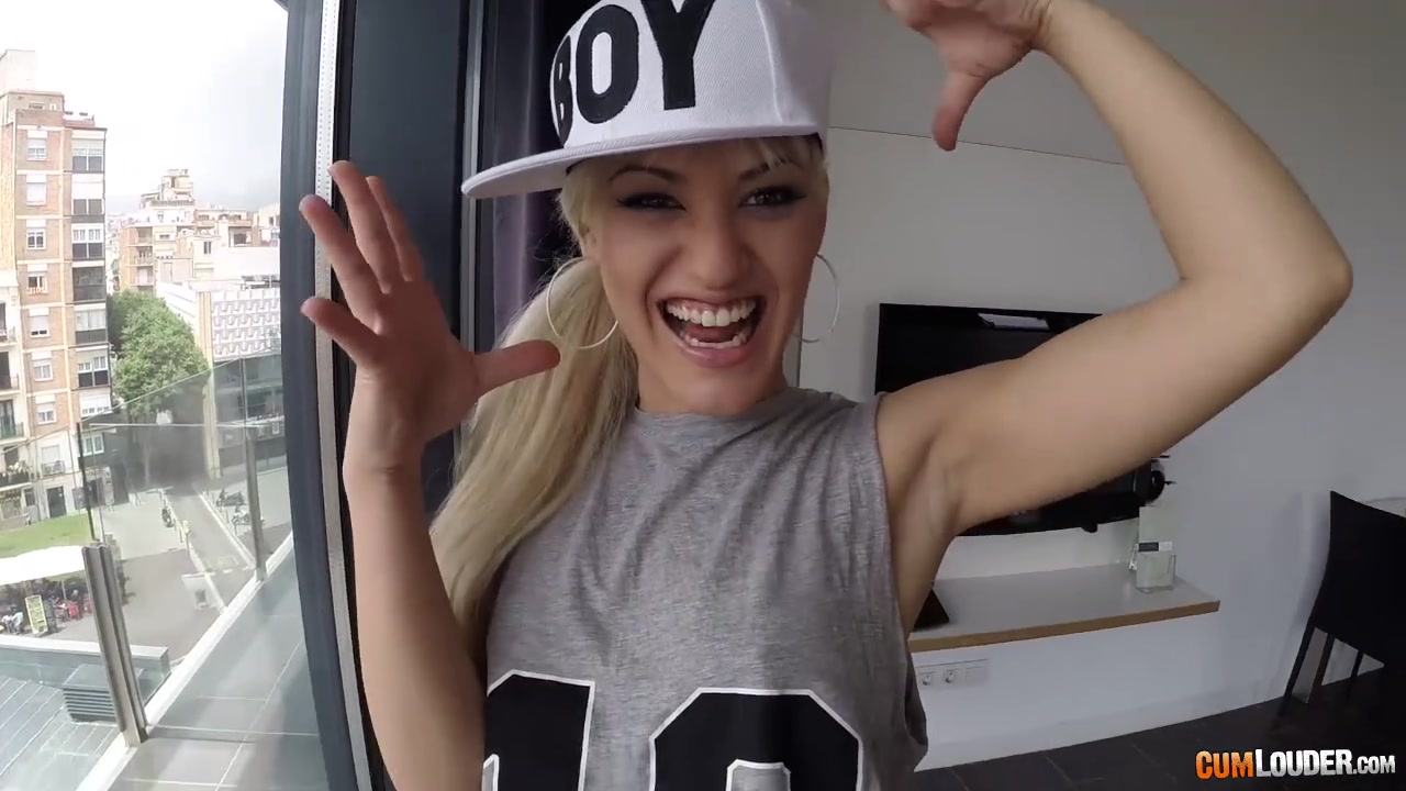 Blonde teen slut has an anal intrusion in a car