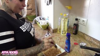 Aviva Rocks - Spicy Hot Noodle Challenge