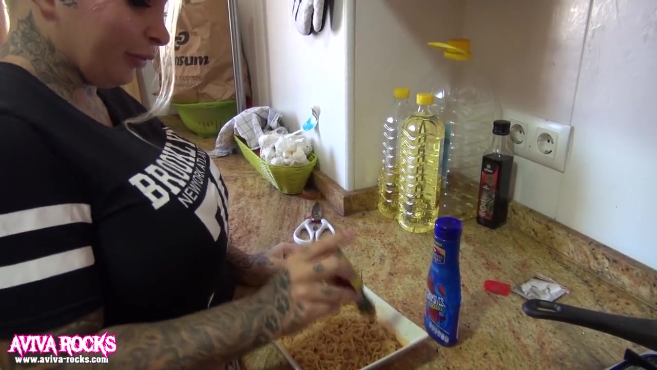 Aviva Rocks - Spicy Hot Noodle Challenge