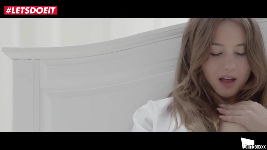 Morning Sex with Sensual Blonde Taylor Sands
