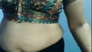 Sexy Bhabhi After bath Wearing Saree
