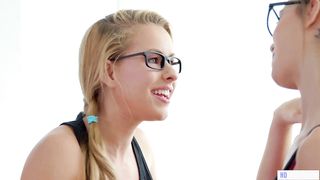 2 Geeky Lesbians smooch-a-cooch