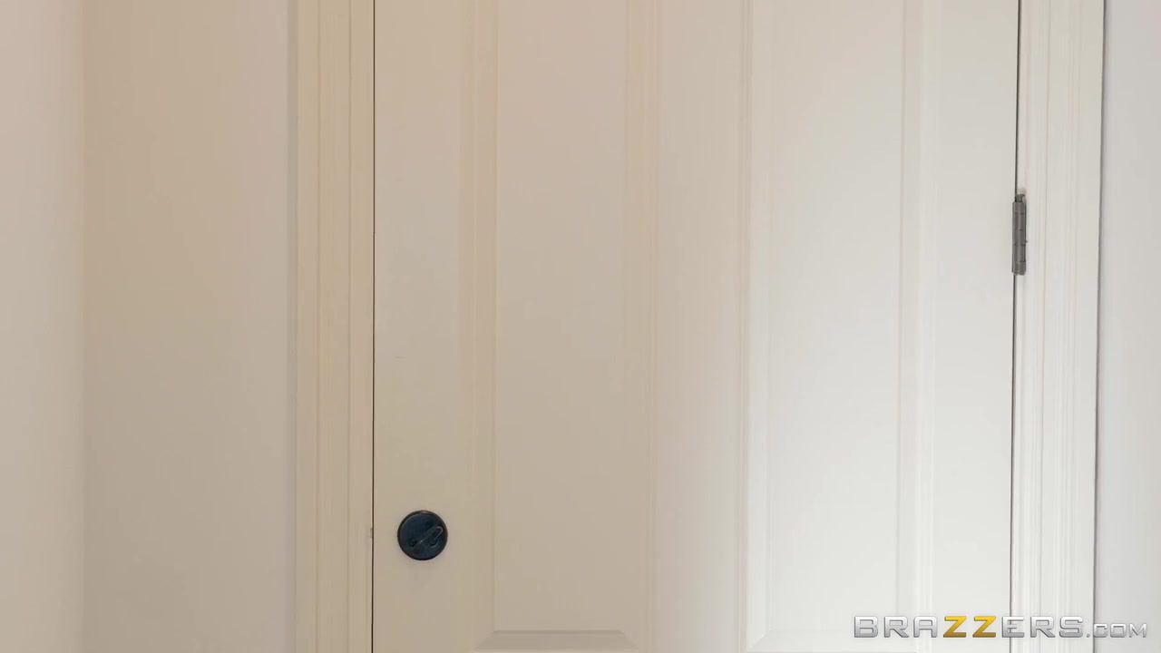 Blonde woman, Kayla Kayden got doublefucked until she started moaning and screaming while cumming