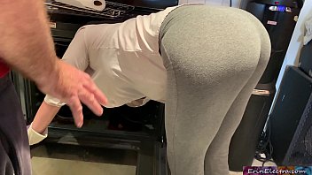 352px x 198px - Free HD Stepmom is horny and stuck in the oven - Erin Electra Porn ...