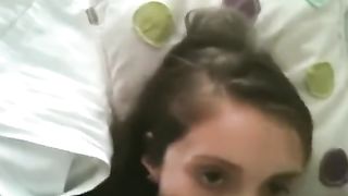 Corrida en la boca de una chica