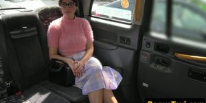 Dickriding UK babe gets cuminmouth by cabbie