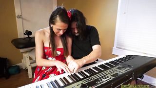 Teen wannabe singer sucking cock for her chance