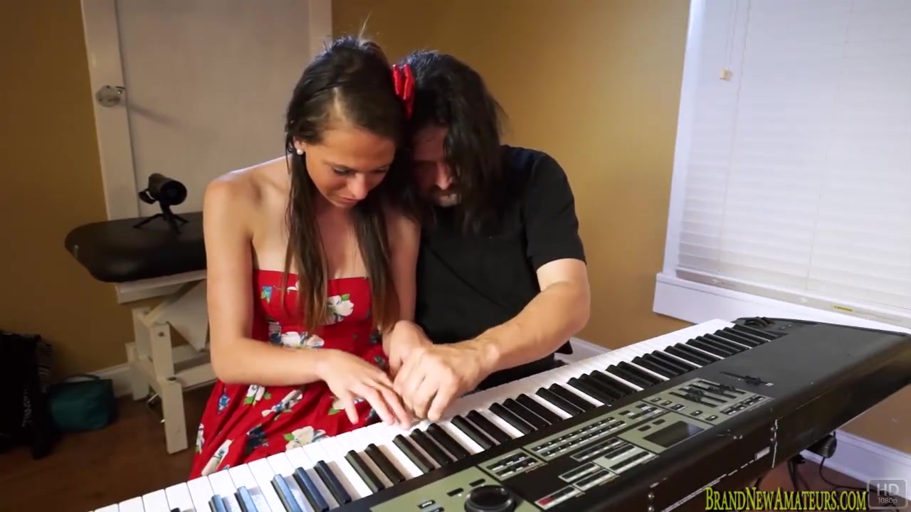 Teen wannabe singer sucking cock for her chance